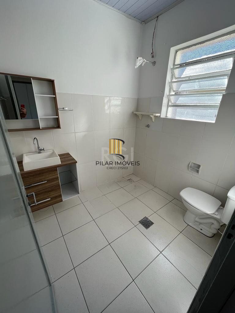 Apartamento de dois dormitórios, banheiro e sala no bairro da Azenha em Porto Alegre.