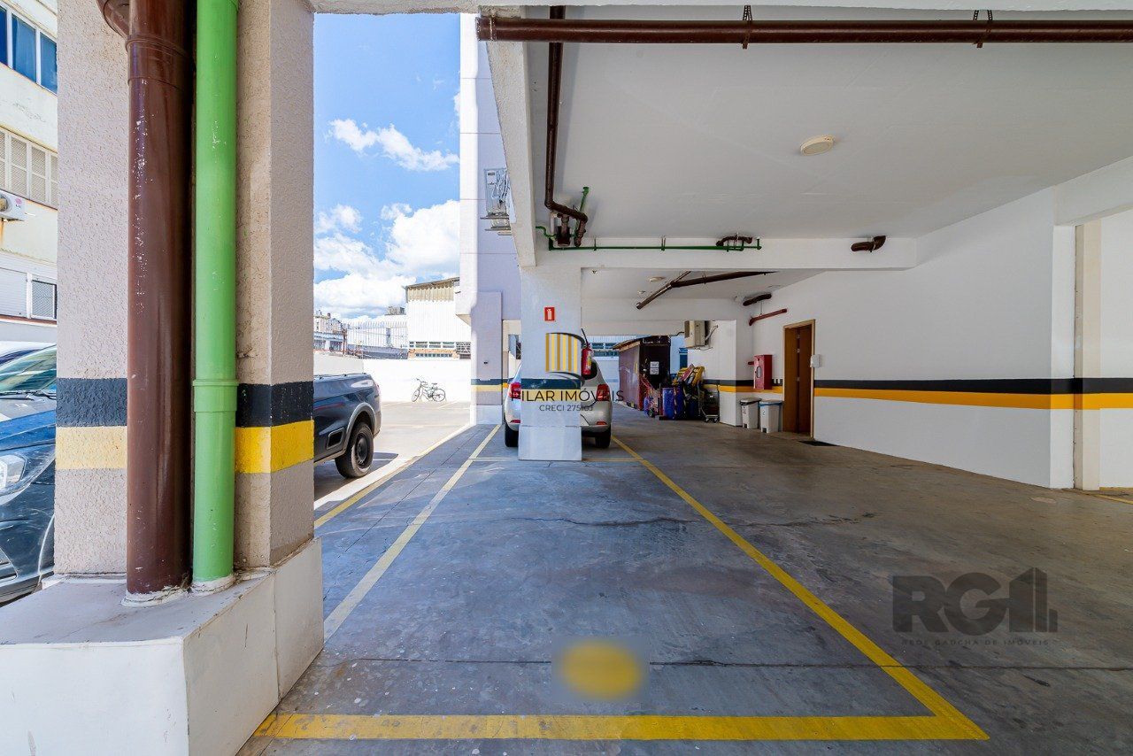Apartamento de um quarto, suíte e uma vaga de garagem no bairro Santa Cecilia em Porto Alegre.