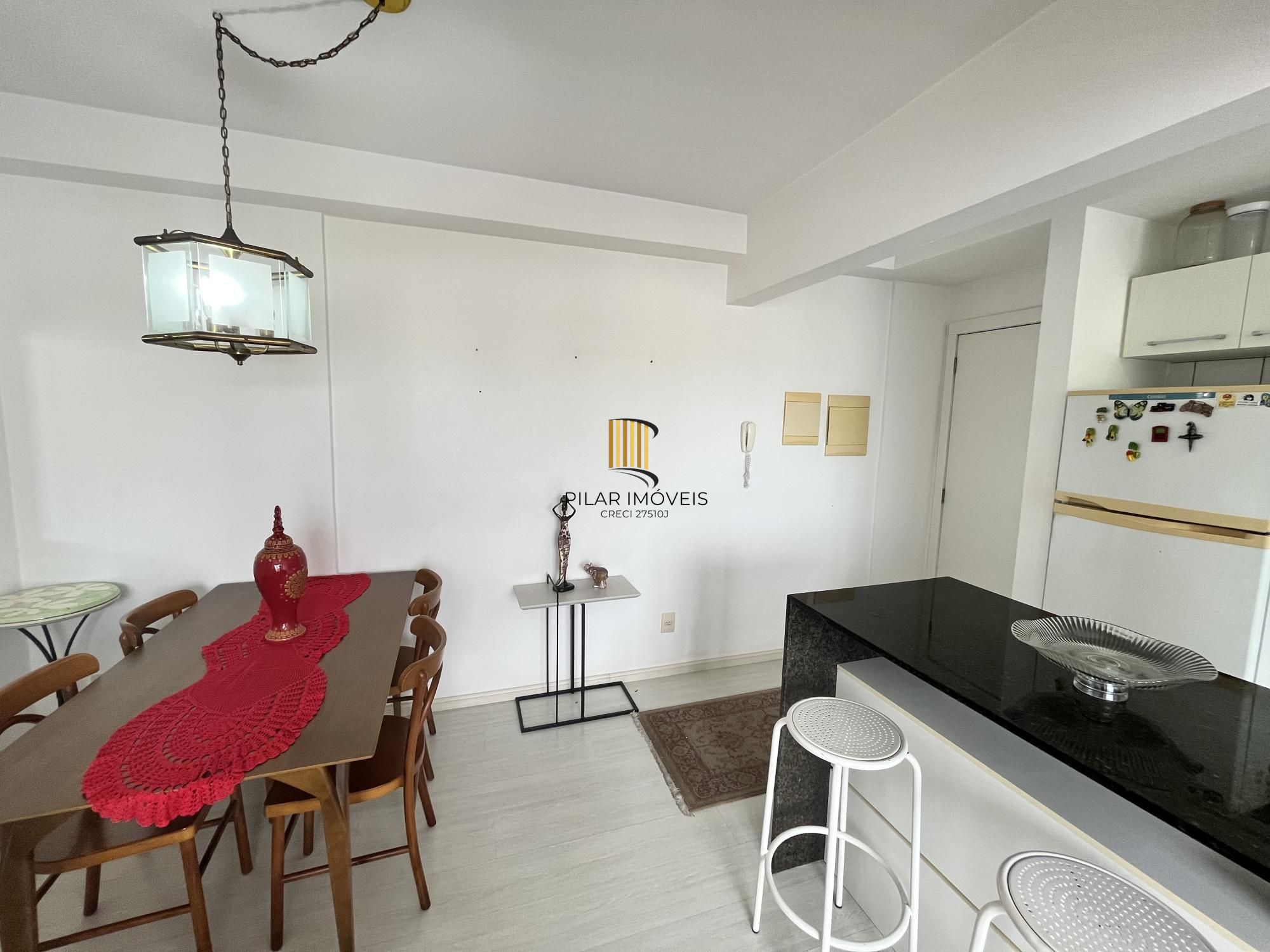 Apartamento de 2 quartos, suíte e 1 vaga de garagem no bairro Azenha em POA/RS