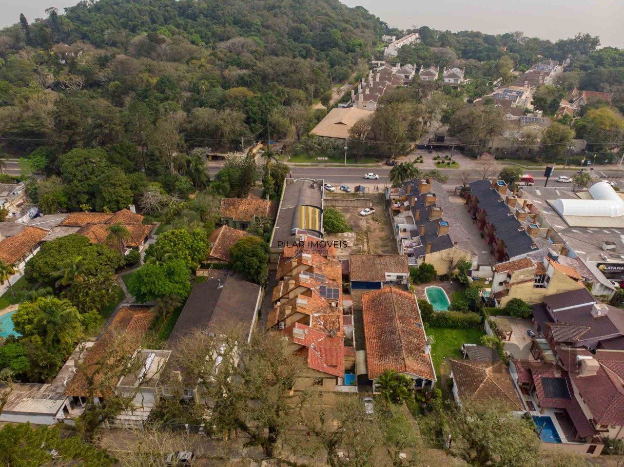 Casa em condomínio fechado, 3 dormitórios, suíte e duas vagas de garagem