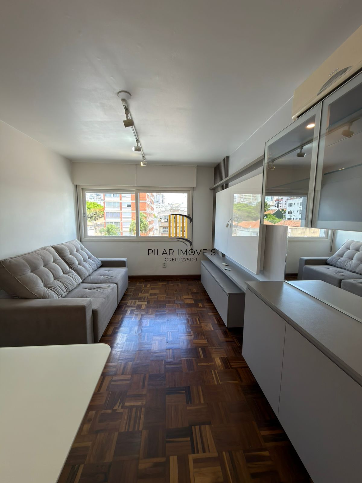 Apartamento de 2 quartos e 1 vaga de garagem no bairro Floresta em POA