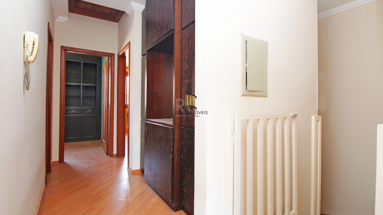   Excelente casa em condomínio com três (3) dormitórios, uma (1) suíte, duas (2) vagas de garagem próximo  ao Barra Shopping , no bairro  Cristal em Porto Alegre.