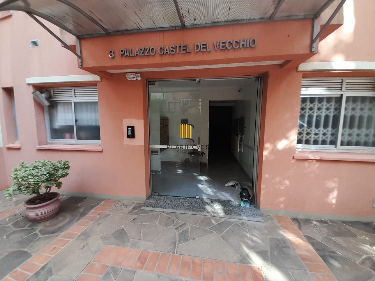 Apartamento de dois quartos e uma vaga de garagem em condomínio com infraestrutura de lazer e segurança.
