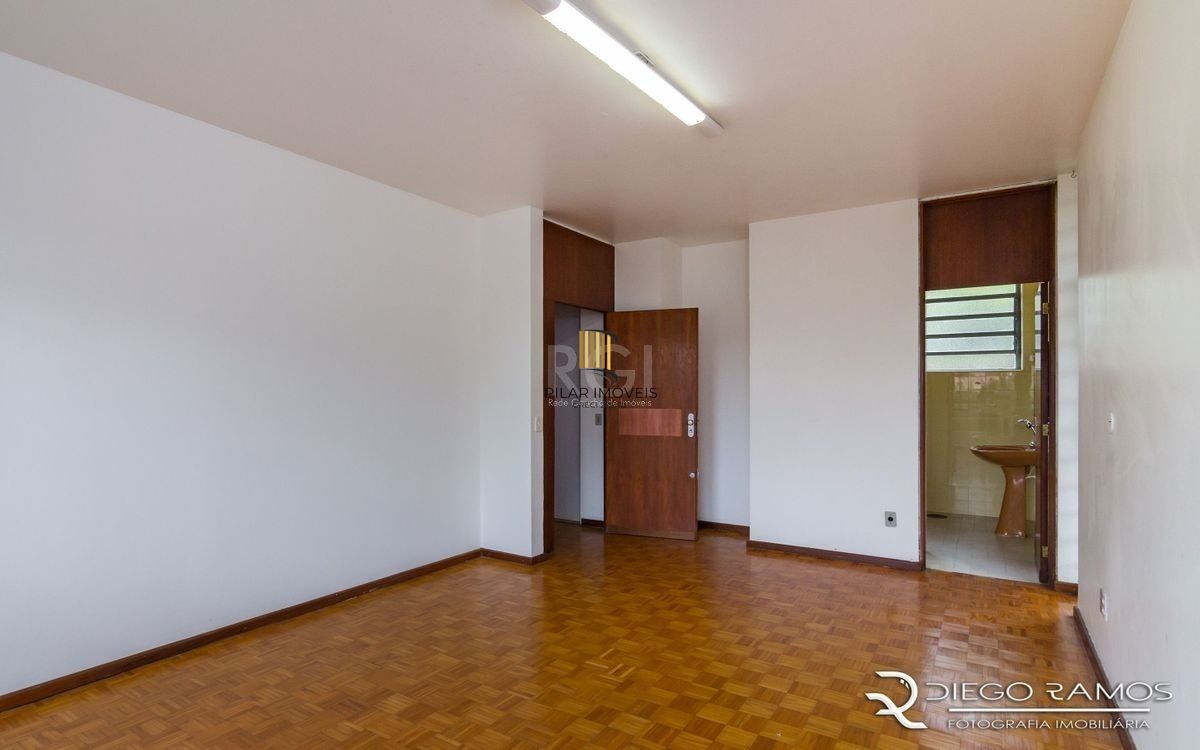 Venda de casa residencial 25,00m x 80,00m- Menino Deus. 4 vagas, 4 dormitórios, sendo 1 suíte, 1 varanda, lareira e churrasqueira.