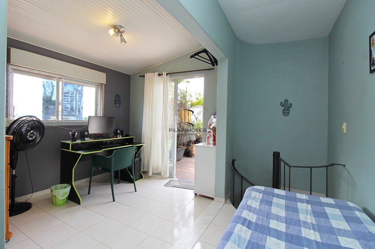 Cobertura de dois dormitórios e dois banheiros, próximo ao hospital Moinhos de Vento e shopping total, bairro Floresta em Porto Alegre.