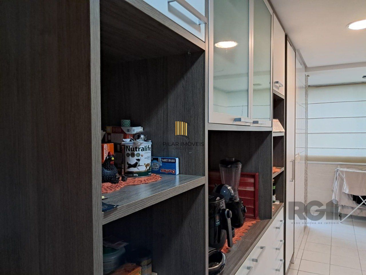 Apartamento de dois quartos, suíte e uma vaga de garagem no bairro Santana em Porto Alegre.