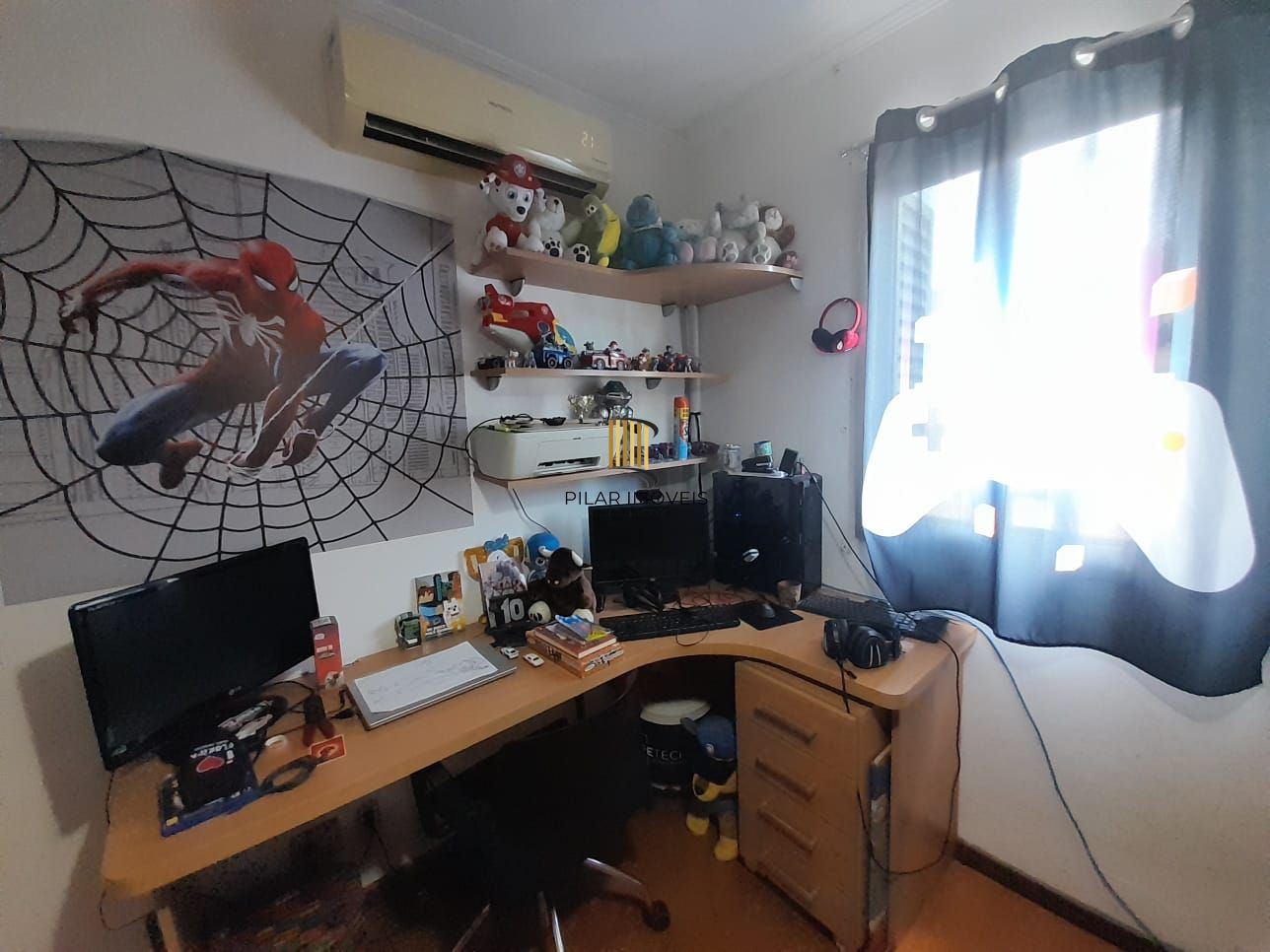 Apartamento de dois quartos e uma vaga de garagem em condomínio com infraestrutura de lazer e segurança.