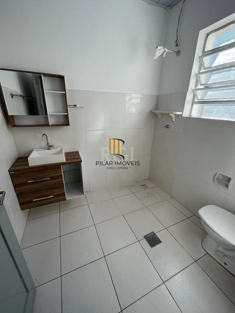 Apartamento de dois dormitórios, banheiro e sala no bairro da Azenha em Porto Alegre.