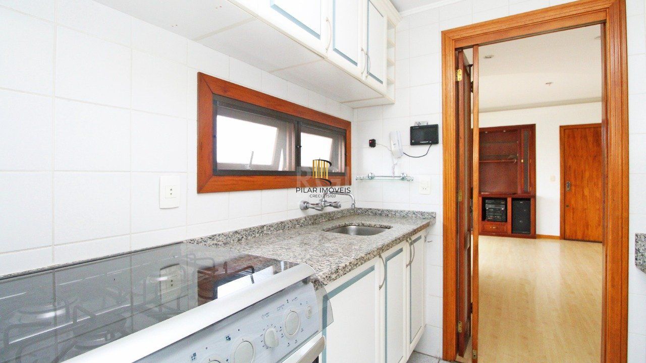 Apartamento de dois dormitórios e uma vaga de garagem na Rua Marcelo Gama, bairro Auxiliadora em Porto Alegre.