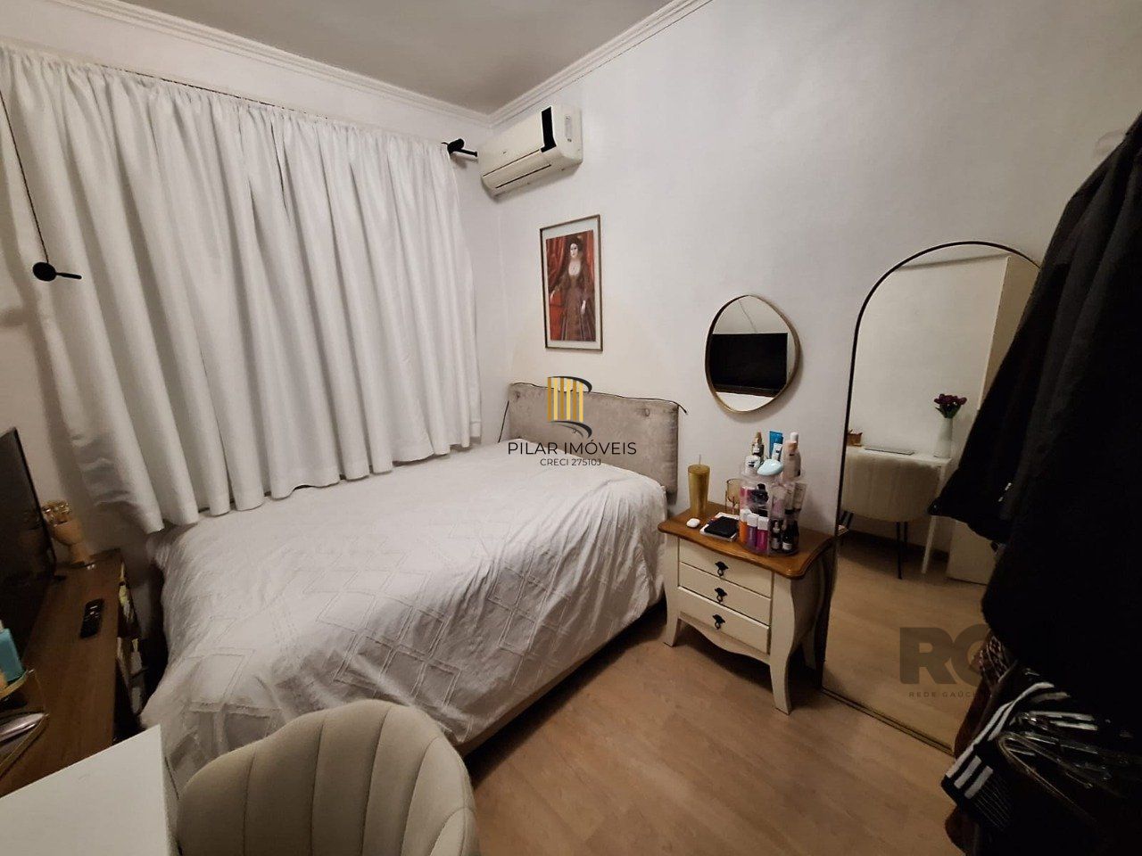 Apartamento de quatro dormitórios e uma vaga de garagem no bairro Bom Fim em Porto Alegre.