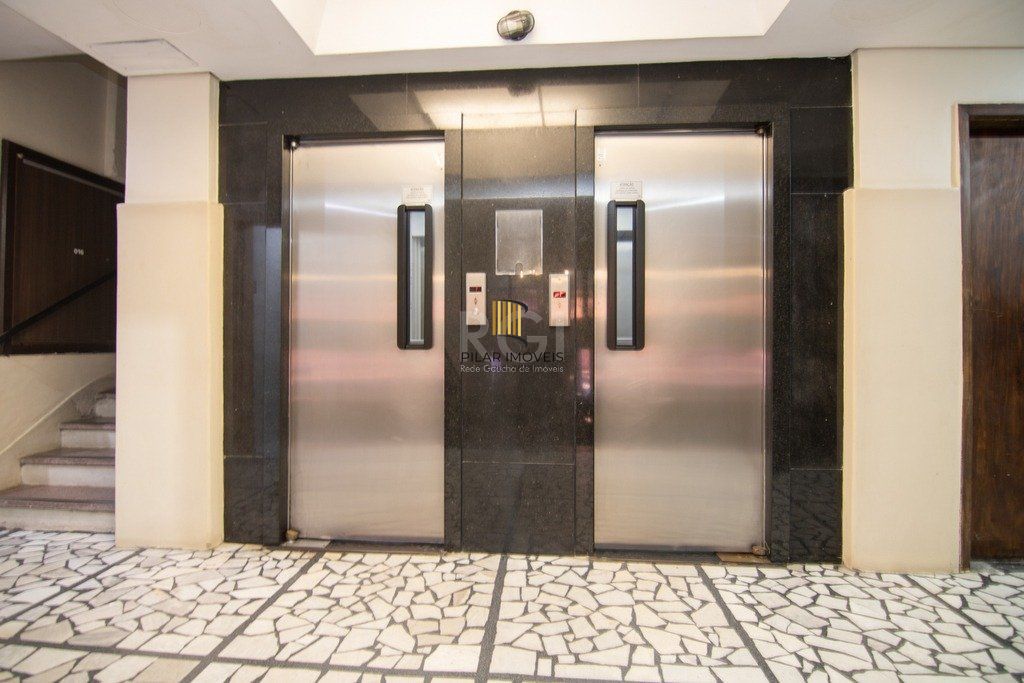 Apartamento de três dormitórios no bairro Independência em Porto Alegre. 