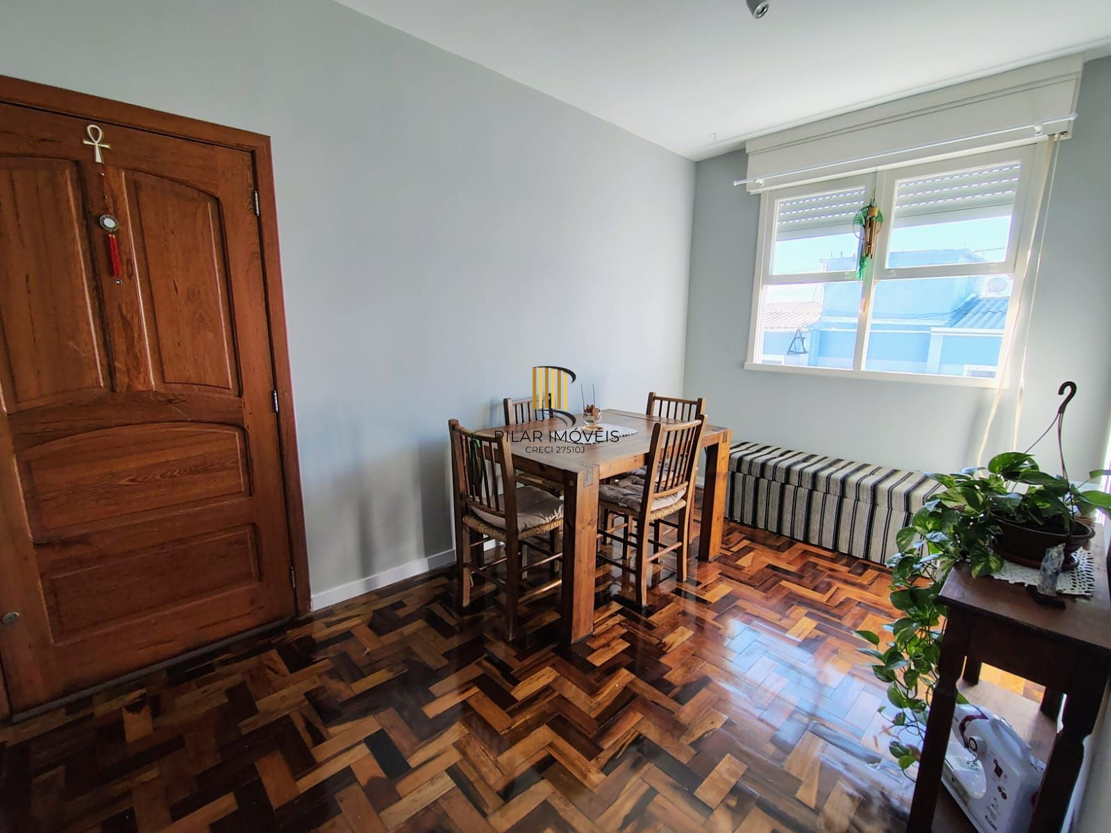 Apartamento de três quartos e uma vaga de garagem rotativa
