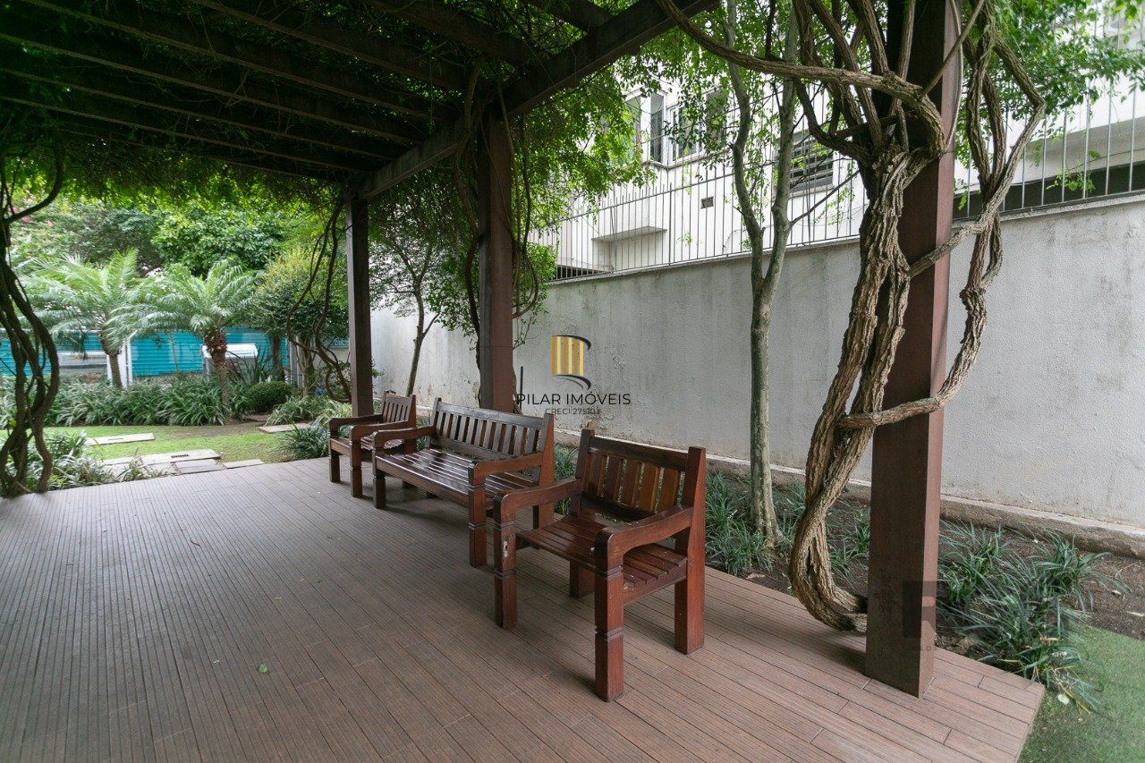 Apartamento semimobiliado e decorado no bairro Auxiliadora, com 91 m²