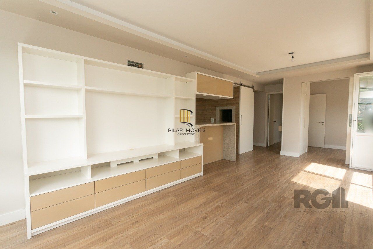 Apartamento semimobiliado e decorado no bairro Auxiliadora, com 91 m²