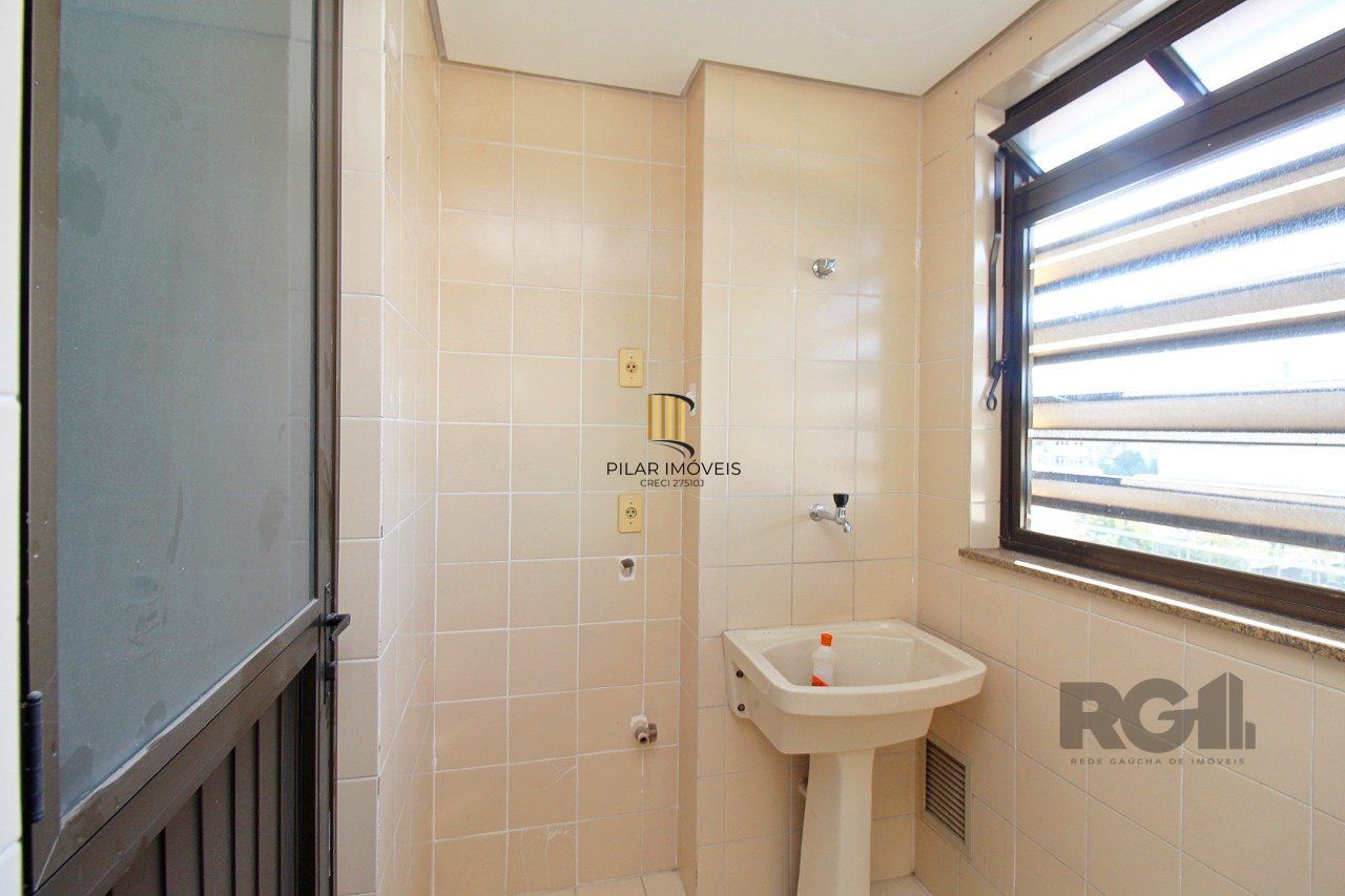 Apartamento de três dormitórios, suíte e 1 vaga de garagem no bairro Menino Deus