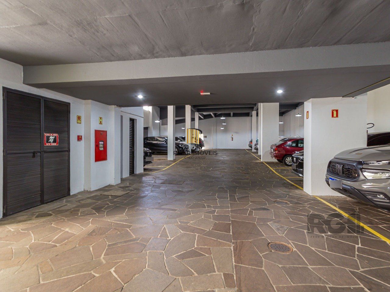Sala comercial e uma vaga de garagem no bairro Menino Deus em Porto Alegre
