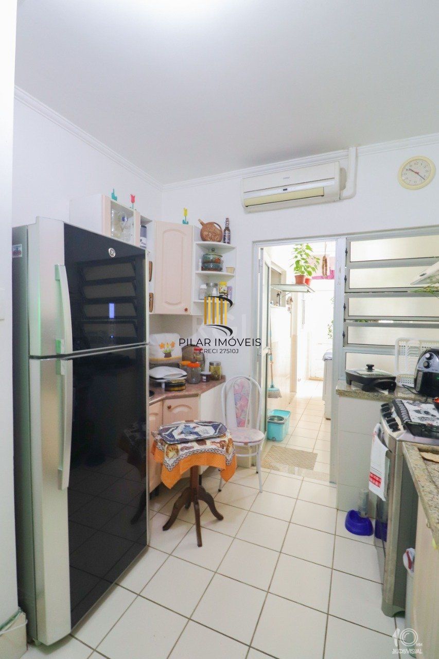 Apartamento á venda com 3 dormitórios com 1 suíte com sacada + 2 sacadas na sala e living, 233,85M²  e 1 vaga de garagem escriturada e coberta, no Bairro Independência em Porto Alegre.