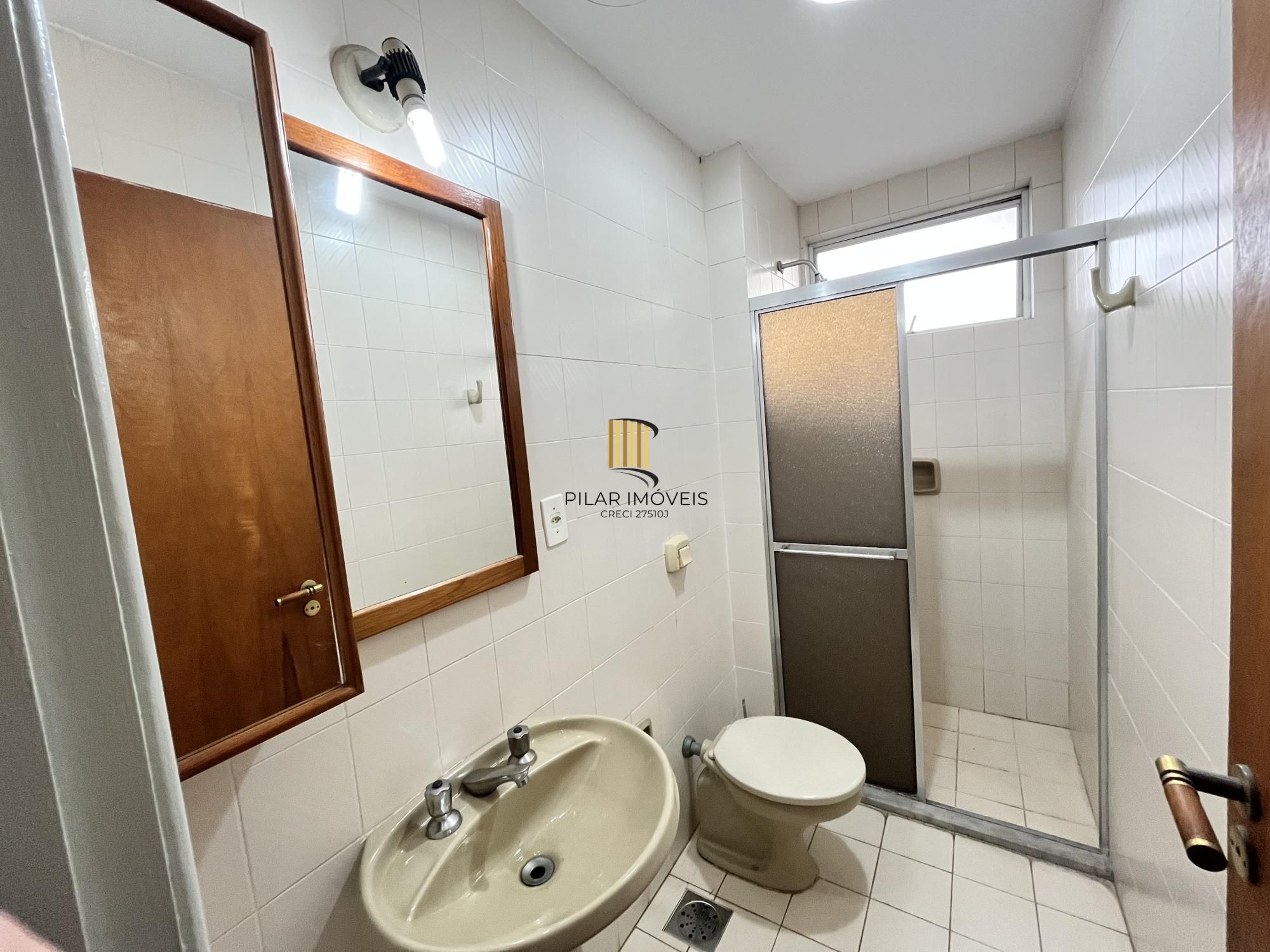 Apartamento de 1 quarto, 2 sacadas e 1 vaga de garagem no bairro Farroupilha POA