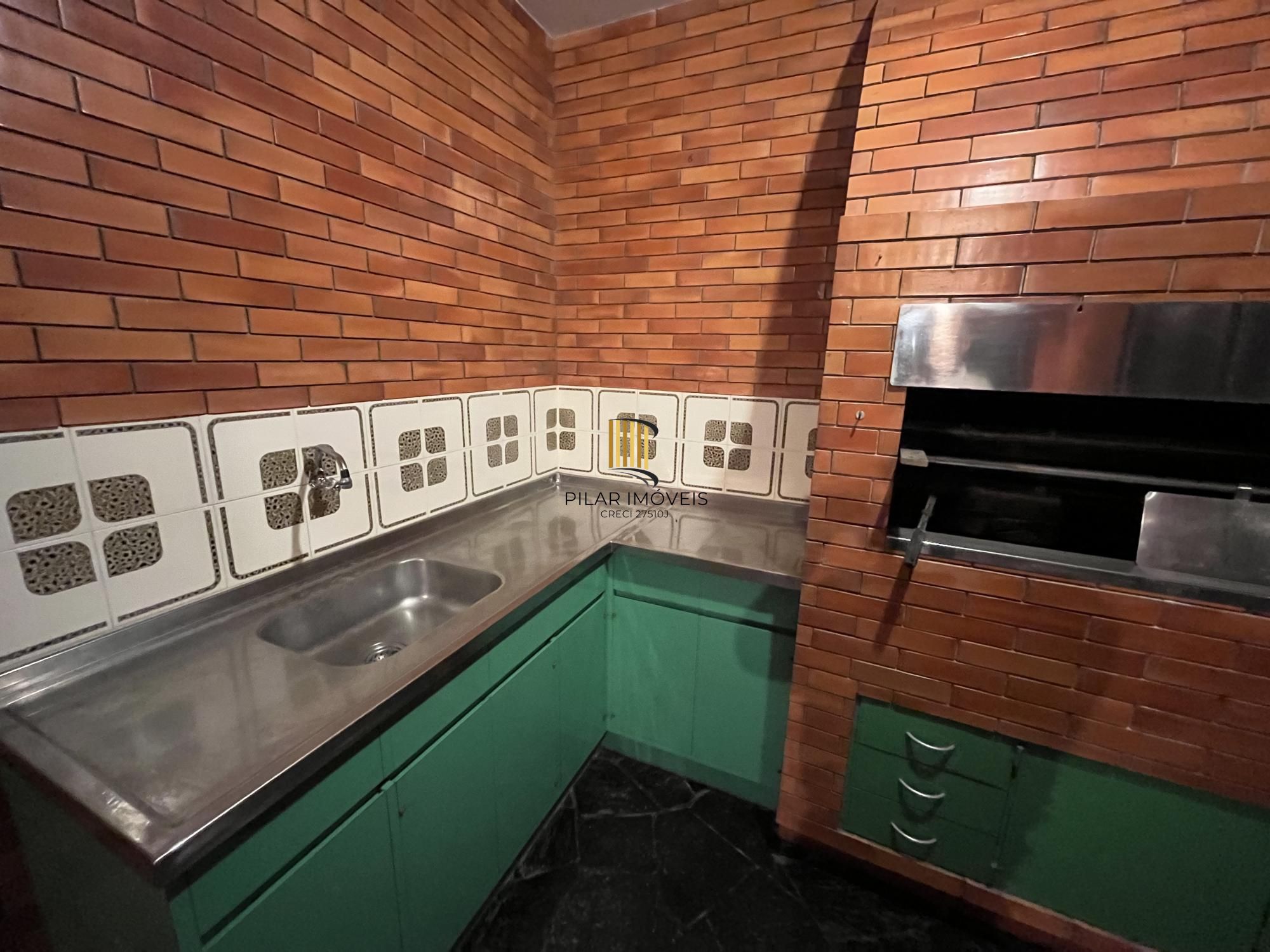 Casa de 4 quartos, 2 suítes e 2 vagas de garagem no bairro Boa Vista em POA
