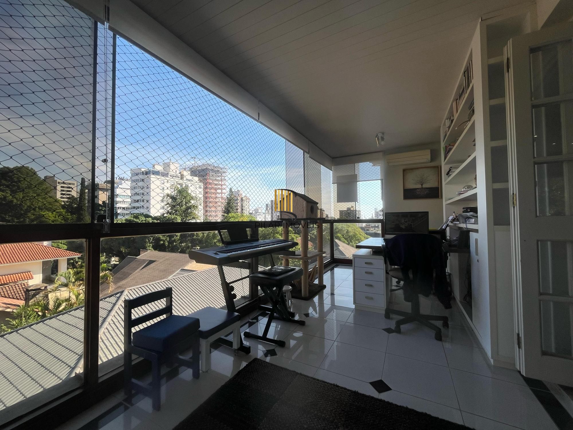 Cobertura no Moinhos de Vento  290m², 3 dormitórios, 3 vagas e piscina