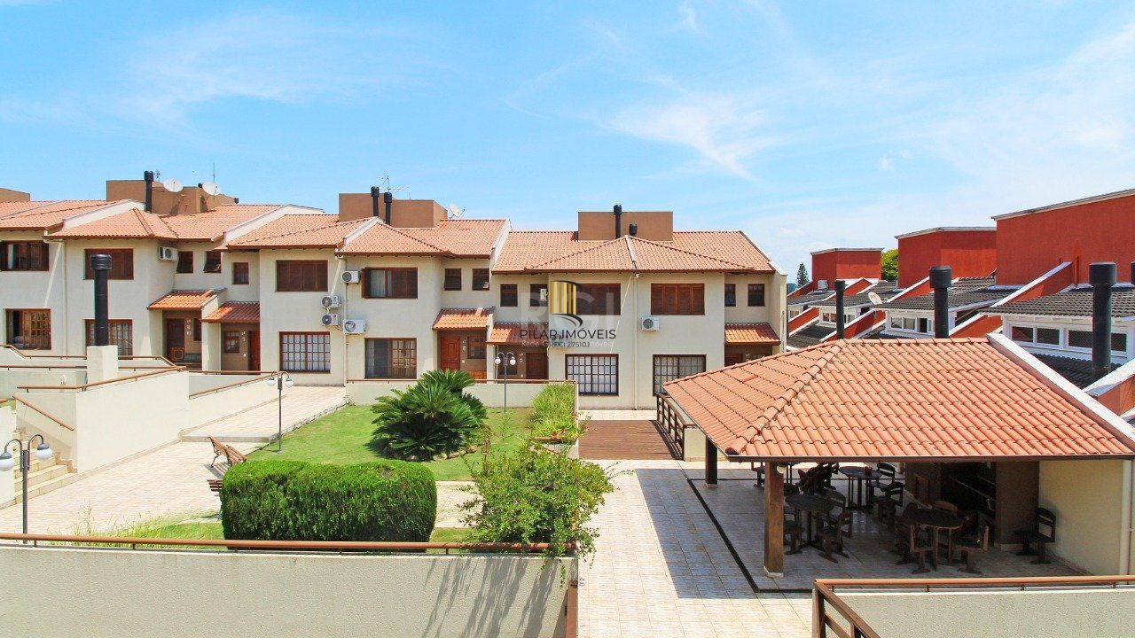   Excelente casa em condomínio com três (3) dormitórios, uma (1) suíte, duas (2) vagas de garagem próximo  ao Barra Shopping , no bairro  Cristal em Porto Alegre.