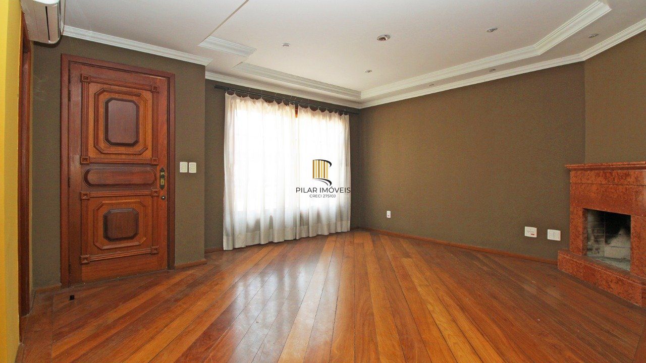   Excelente casa em condomínio com três (3) dormitórios, uma (1) suíte, duas (2) vagas de garagem próximo  ao Barra Shopping , no bairro  Cristal em Porto Alegre.