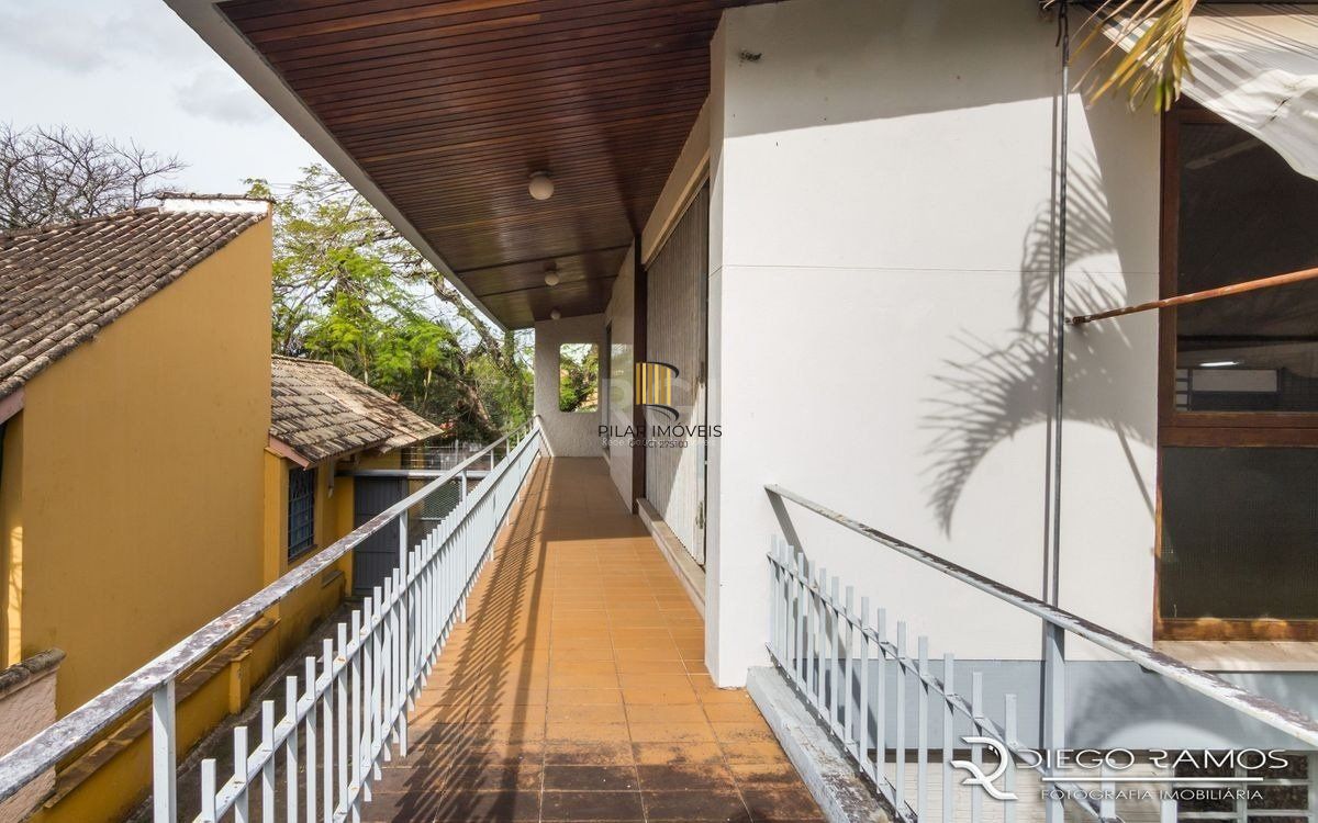 Venda de casa residencial 25,00m x 80,00m- Menino Deus. 4 vagas, 4 dormitórios, sendo 1 suíte, 1 varanda, lareira e churrasqueira.