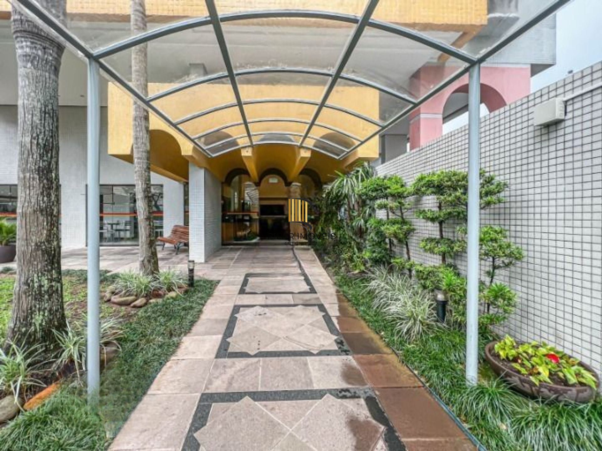 Apartamento de 3 quartos, suíte e 1 vaga de garagem no bairro Menino Deus em POA