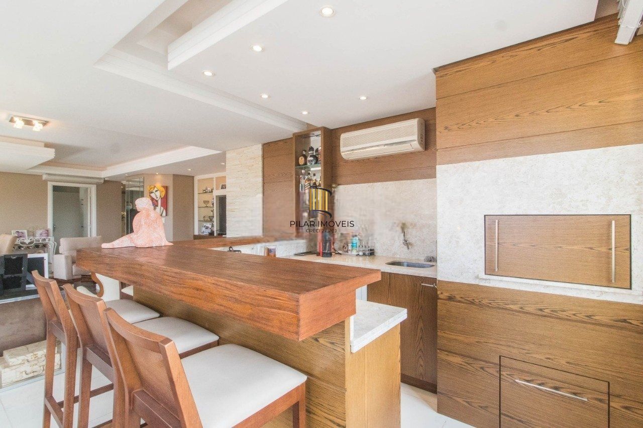 Apartamento com 3 suítes e 3 vagas de garagem no bairro Rio Branco em POA/RS