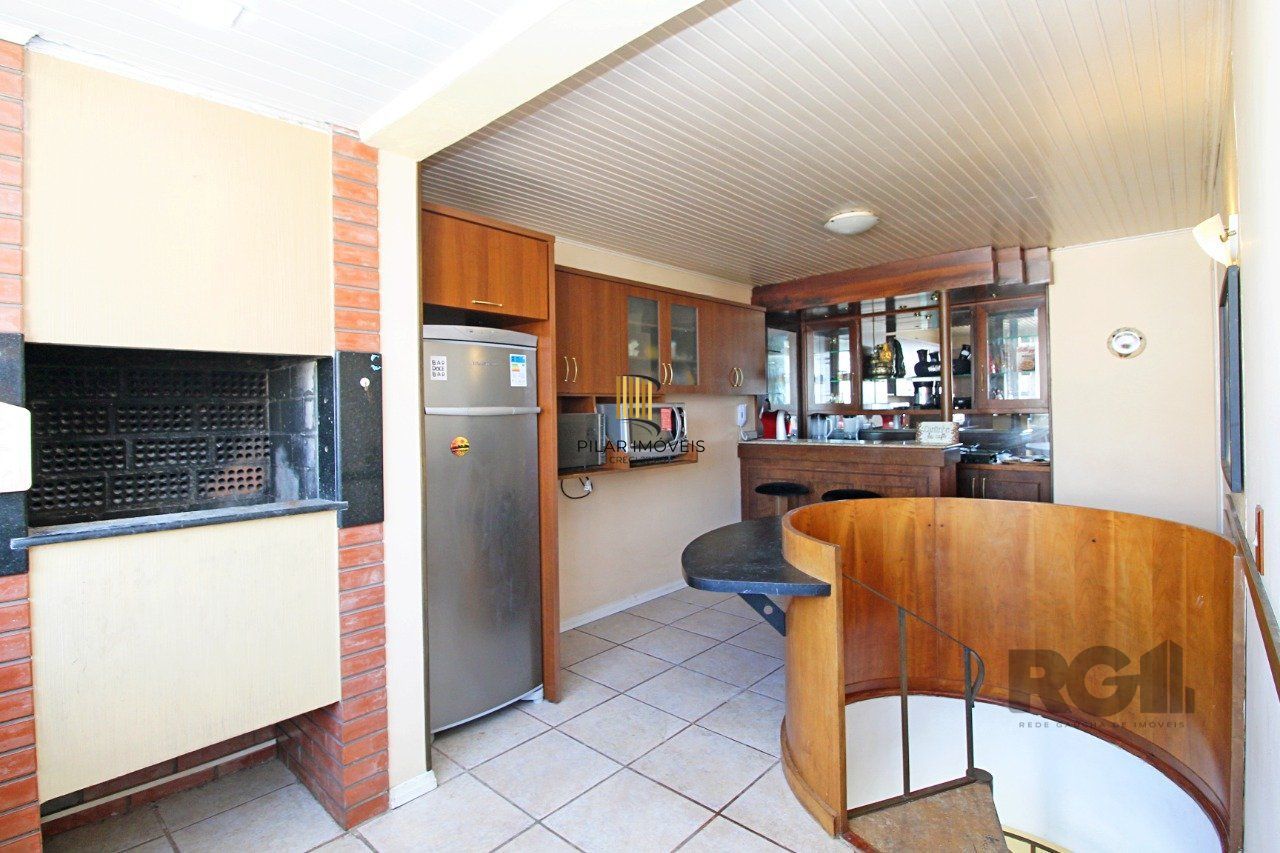 Vende Apartamento de cobertura duplex de 2 dormitórios com garagem escriturada e semi-mobiliado, no bairro Cidade Baixa.