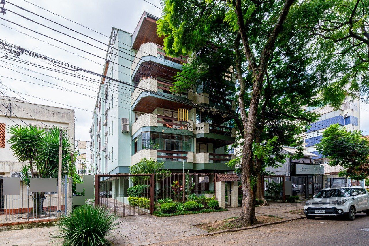 Apartamento de três quartos, suíte e uma vaga de garagem no bairro Petrópolis em Porto Alegre.