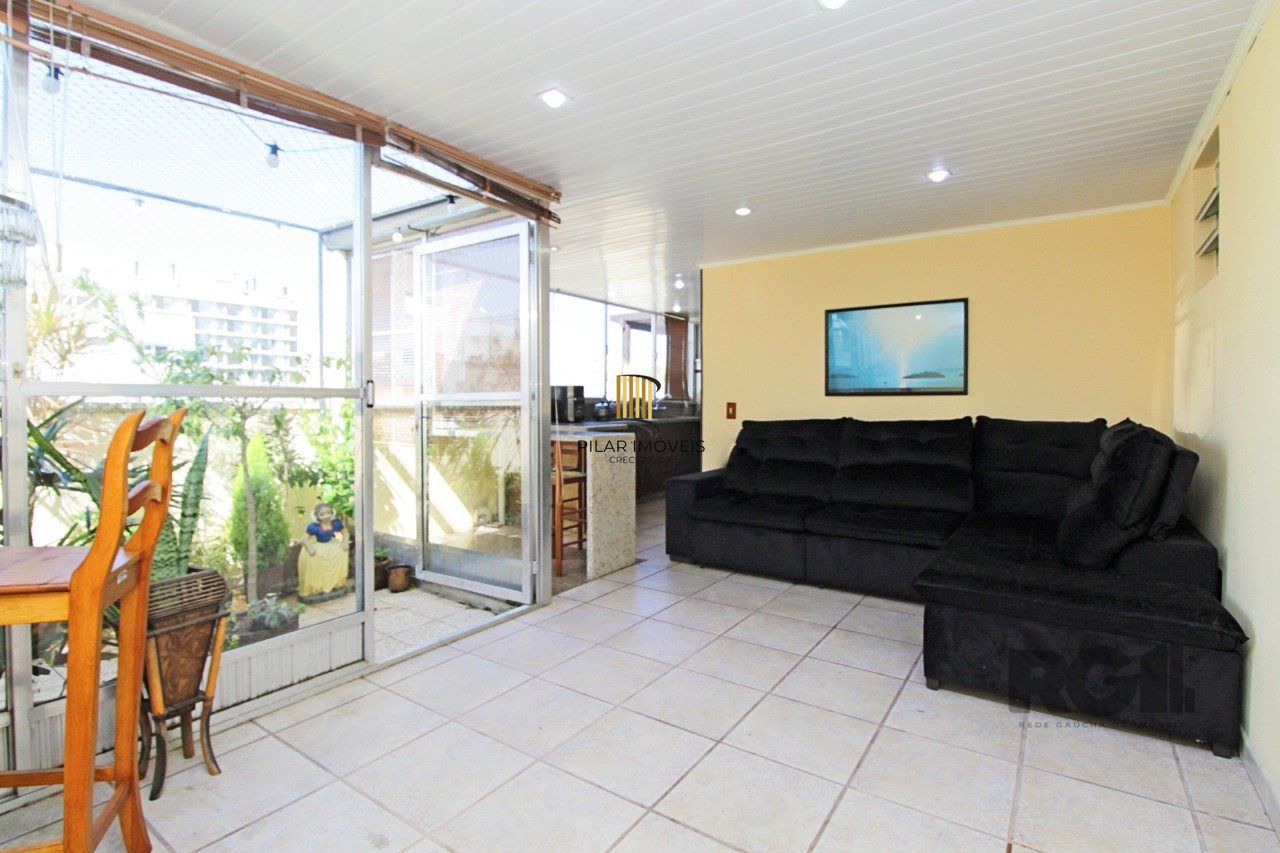 Vende Apartamento de cobertura duplex de 2 dormitórios com garagem escriturada e semi-mobiliado, no bairro Cidade Baixa.