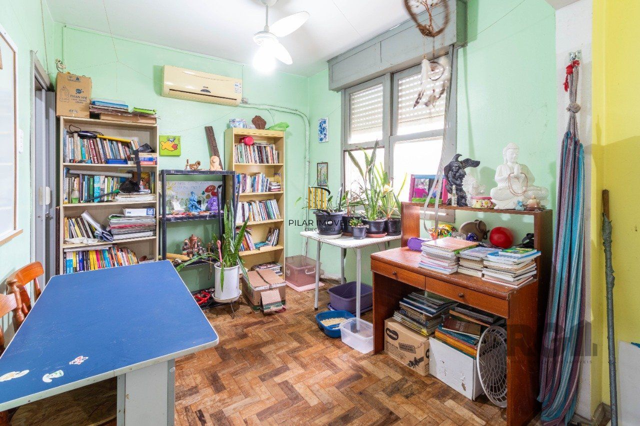 Apartamento de três dormitórios com vaga no Conjunto Residencial Roque Calage, bairro Passo da Areia em Porto Alegre.