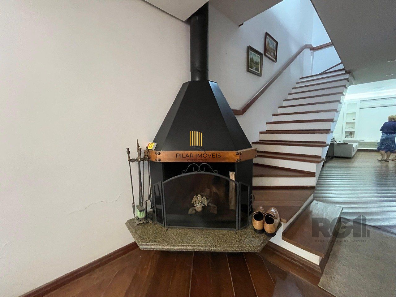 Casa de três quartos, suíte e quatro vagas de garagem no bairro Menino Deus em Porto Alegre