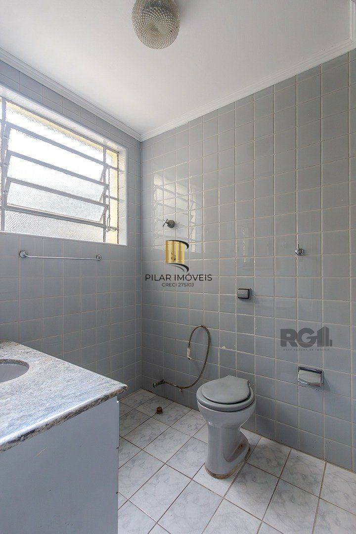 Apartamento de dois quartos e dois banheiros no bairro Rio Branco em Porto Alegre.