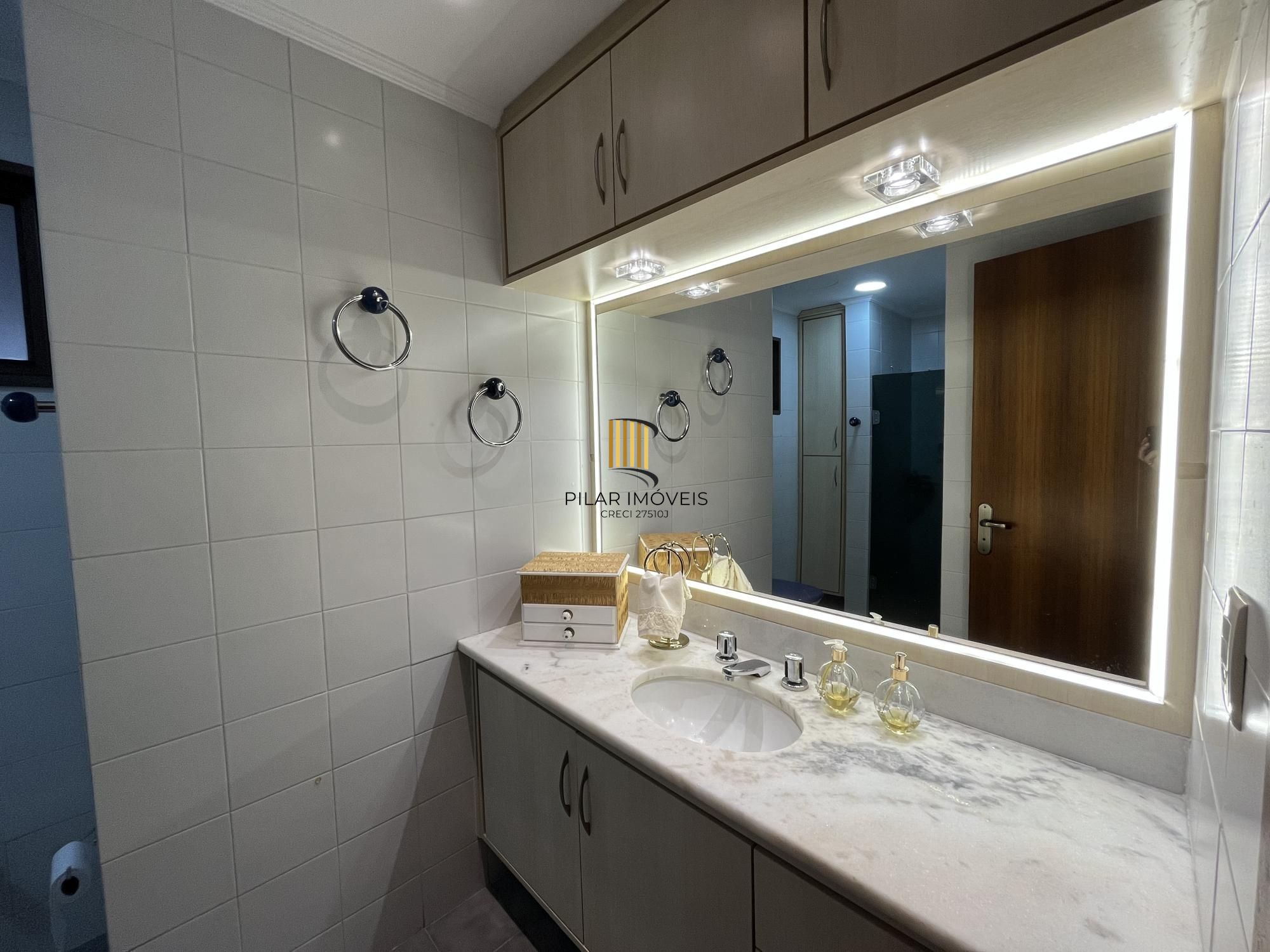 Apartamento de 2 quartos, suíte, churrasqueira, lareira e garagem Bela Vista POA