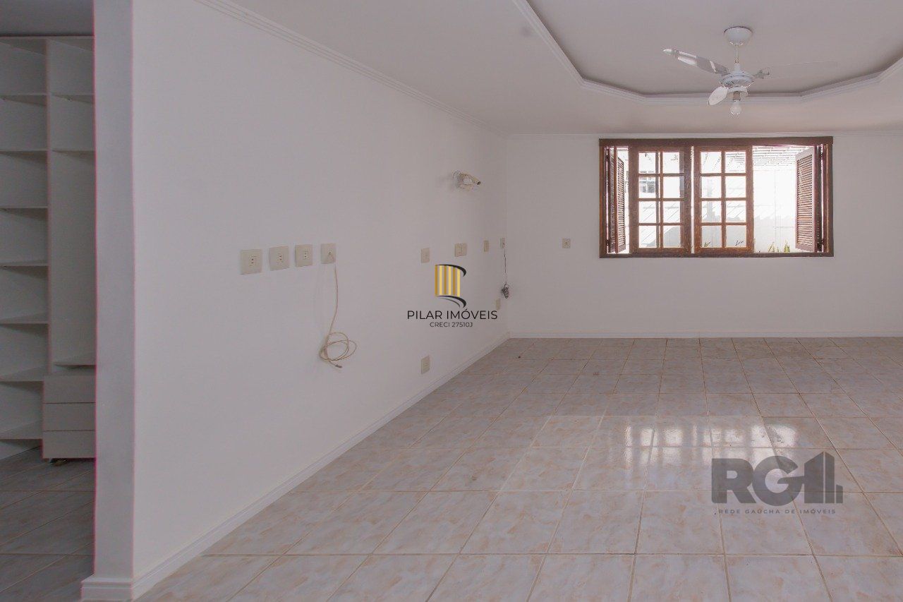 Casa de três quartos, suíte e Três vagas de garagem no bairro São João em POA/RS
