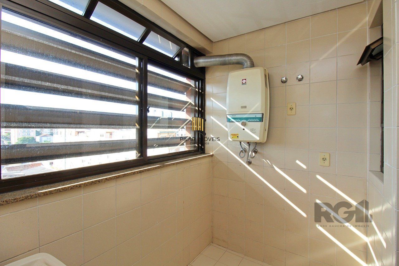 Apartamento de três dormitórios, suíte e 1 vaga de garagem no bairro Menino Deus