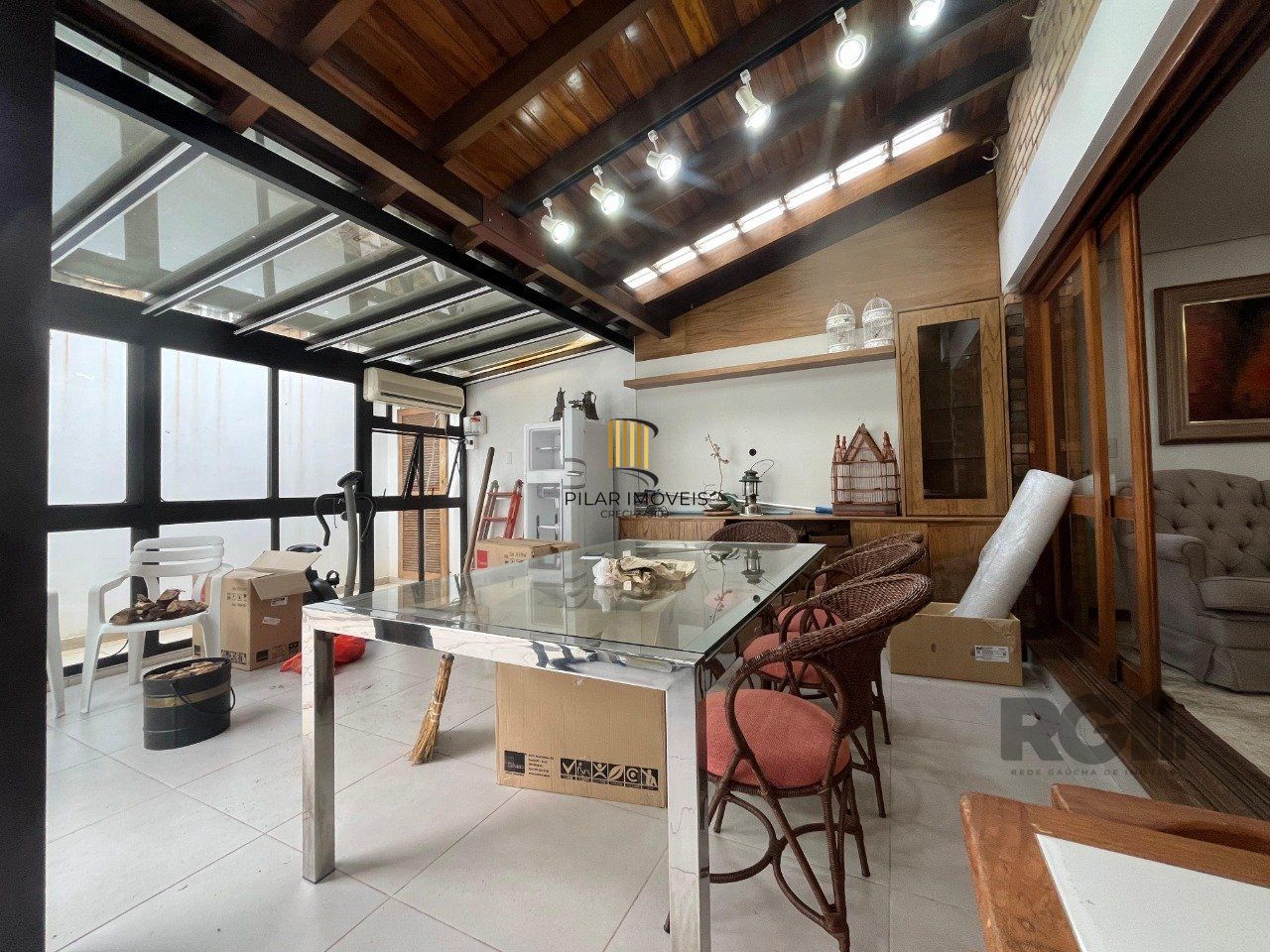 Casa de três quartos, suíte e quatro vagas de garagem no bairro Menino Deus em Porto Alegre