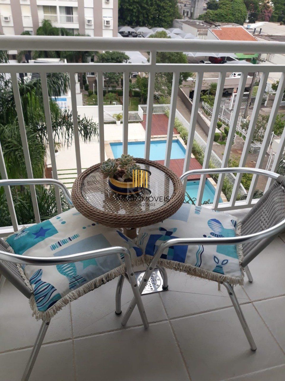 Apartamento de três dormitórios, suíte e uma vaga de garagem no bairro Cristo Redentor em Porto Alegre.