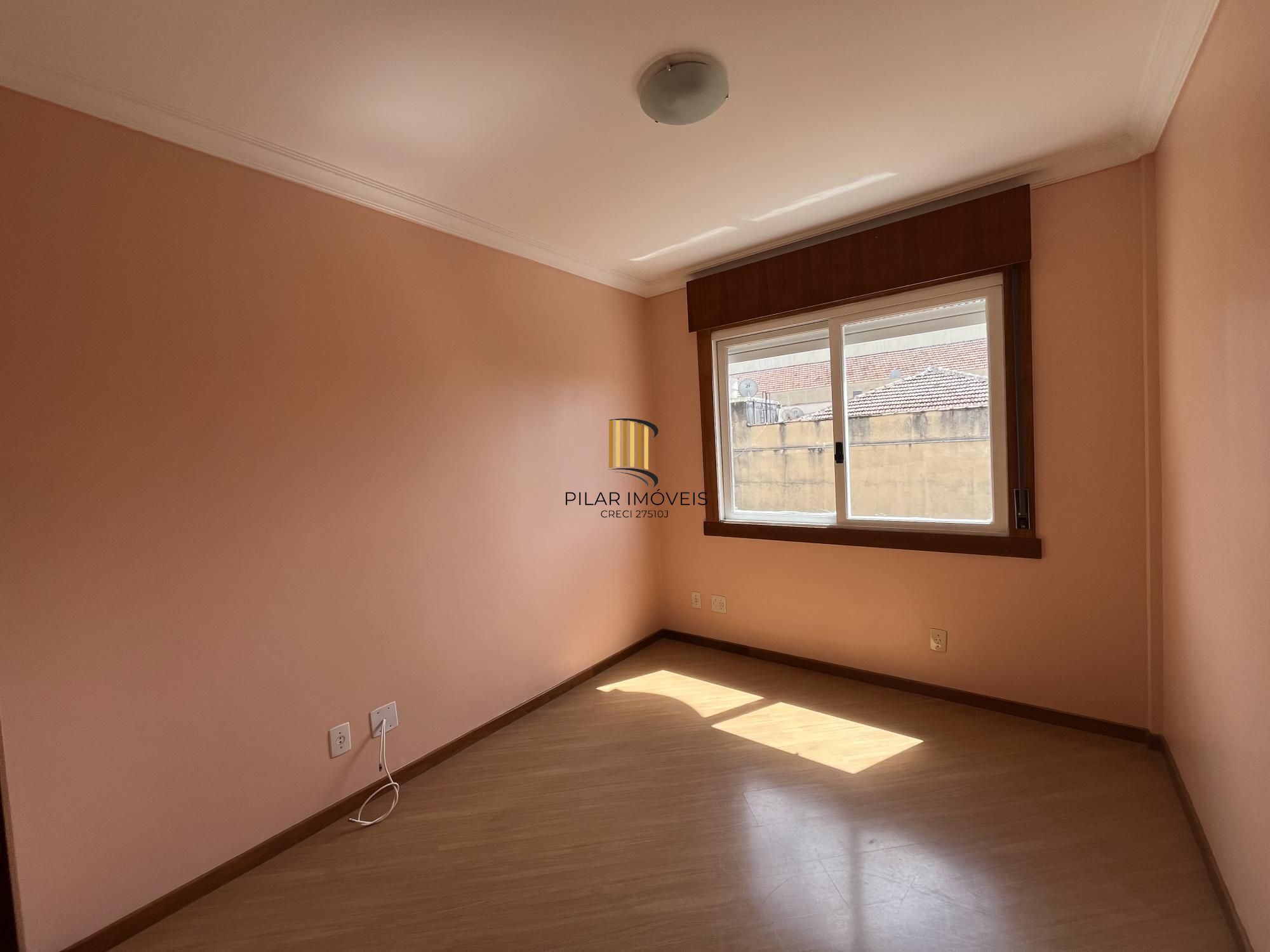 Apartamento de dois quartos, suíte e uma vaga de garagem no bairro Menino Deus