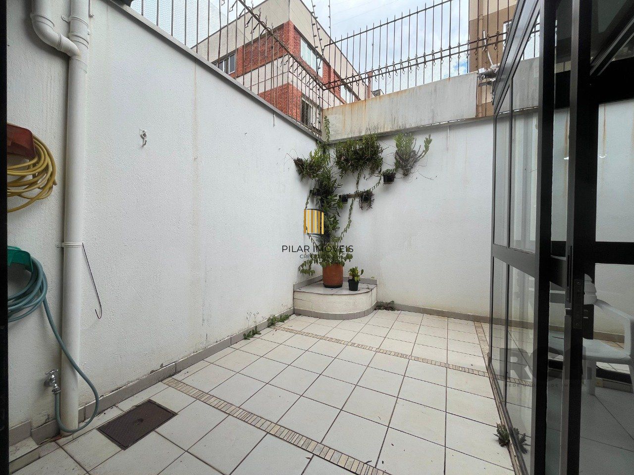 Casa de três quartos, suíte e quatro vagas de garagem no bairro Menino Deus em Porto Alegre