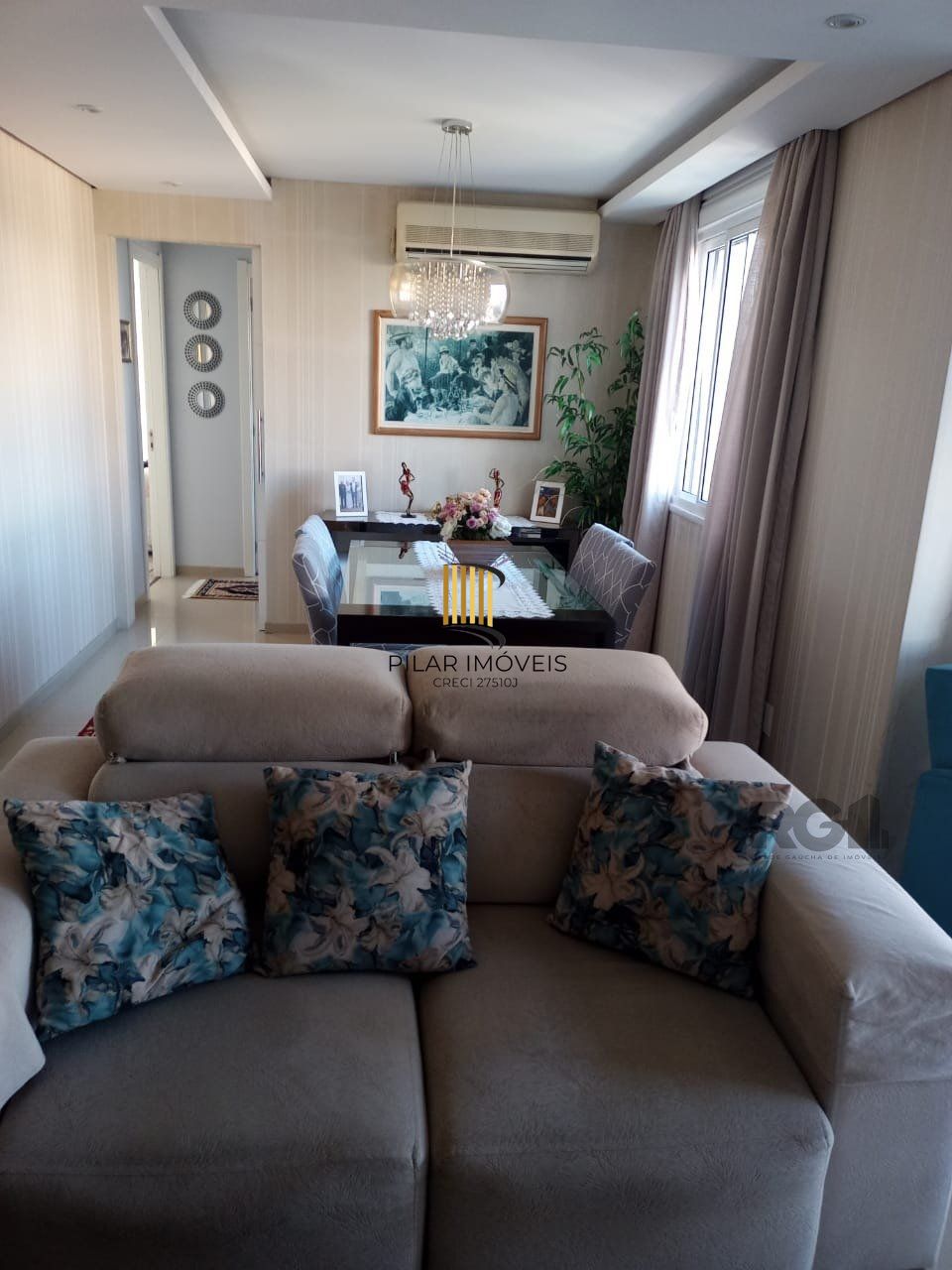 Apto 3 dormitórios (1 suíte), transformado em 2 com living estendido, 82 m2 privativos e 2 vagas de garagem no Passo D Areia. Conta com sala de jantar, sacada com churrasqueira, cozinha montada, lavan - Pilar Imóveis