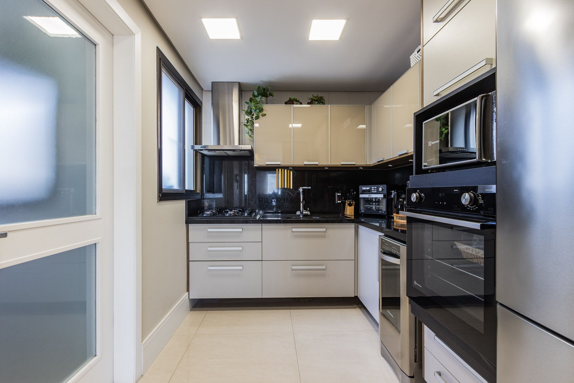 Apartamento de 3 quartos, suíte e 2 vagas de garagem bairro Higienópolis em POA