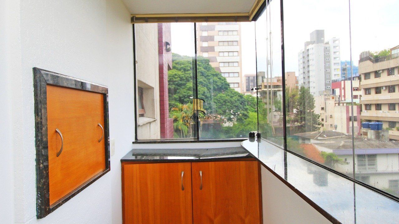 Apartamento de dois dormitórios e uma vaga de garagem na Rua Marcelo Gama, bairro Auxiliadora em Porto Alegre.