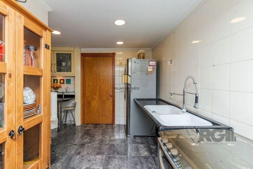 Apartamento de 138m² privativos, 3 dormitórios sendo 1 suíte. Living para 3 bons ambientes com espaço churrasco, sacada integrada e sala de estar. Cozinha com área de serviço separada.