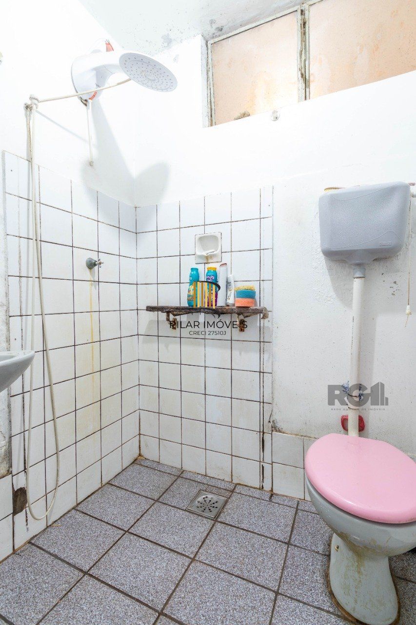 Apartamento de três dormitórios com vaga no Conjunto Residencial Roque Calage, bairro Passo da Areia em Porto Alegre.