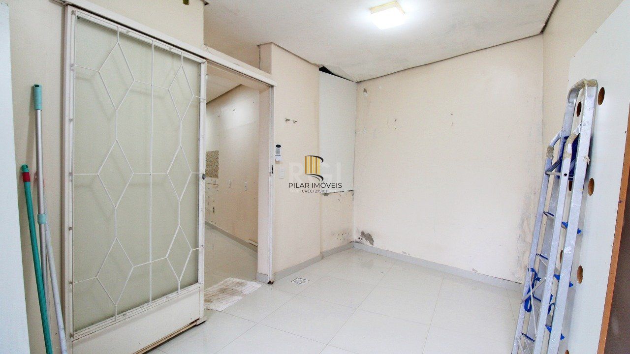 Casa com quatro (4) dormitórios,  duas (2) vagas de garagem, no bairro Passo da Areia em Porto Alegre.