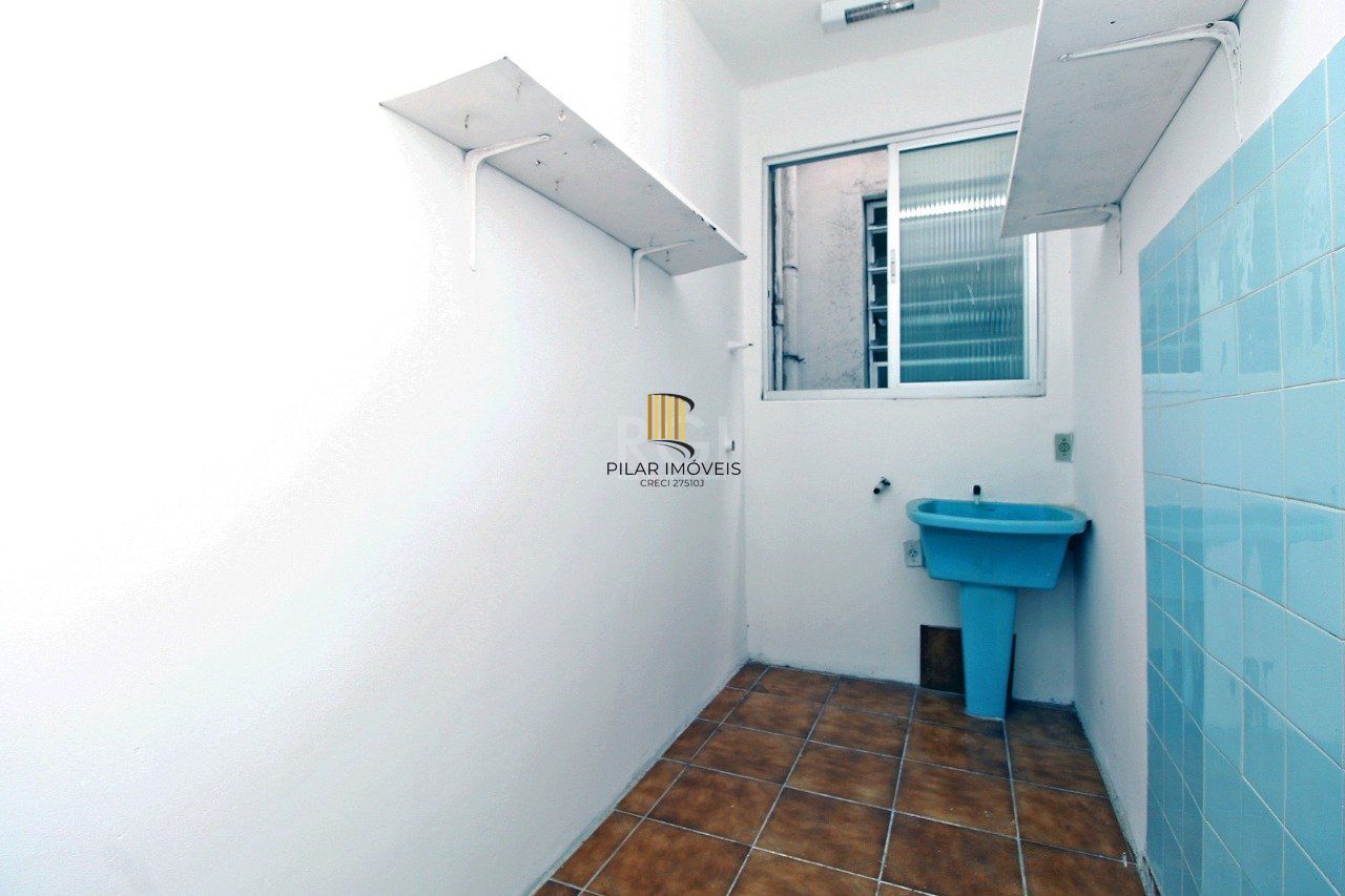 Apartamento de 2 (dois) dormitórios, com excelente localização, no Bairro Petrópolis. Amplo living, cozinha e área de serviço, banho social.