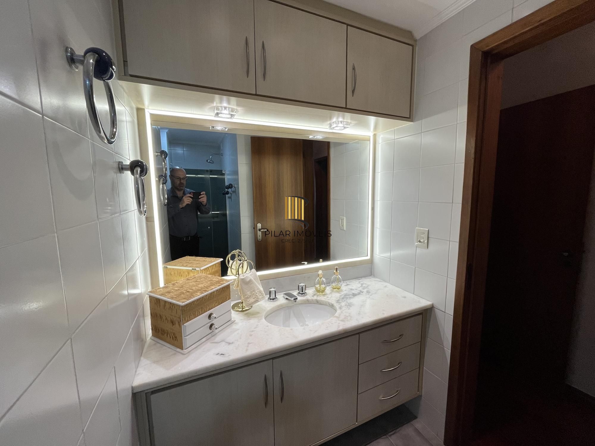 Apartamento de 2 quartos, suíte, churrasqueira, lareira e garagem Bela Vista POA
